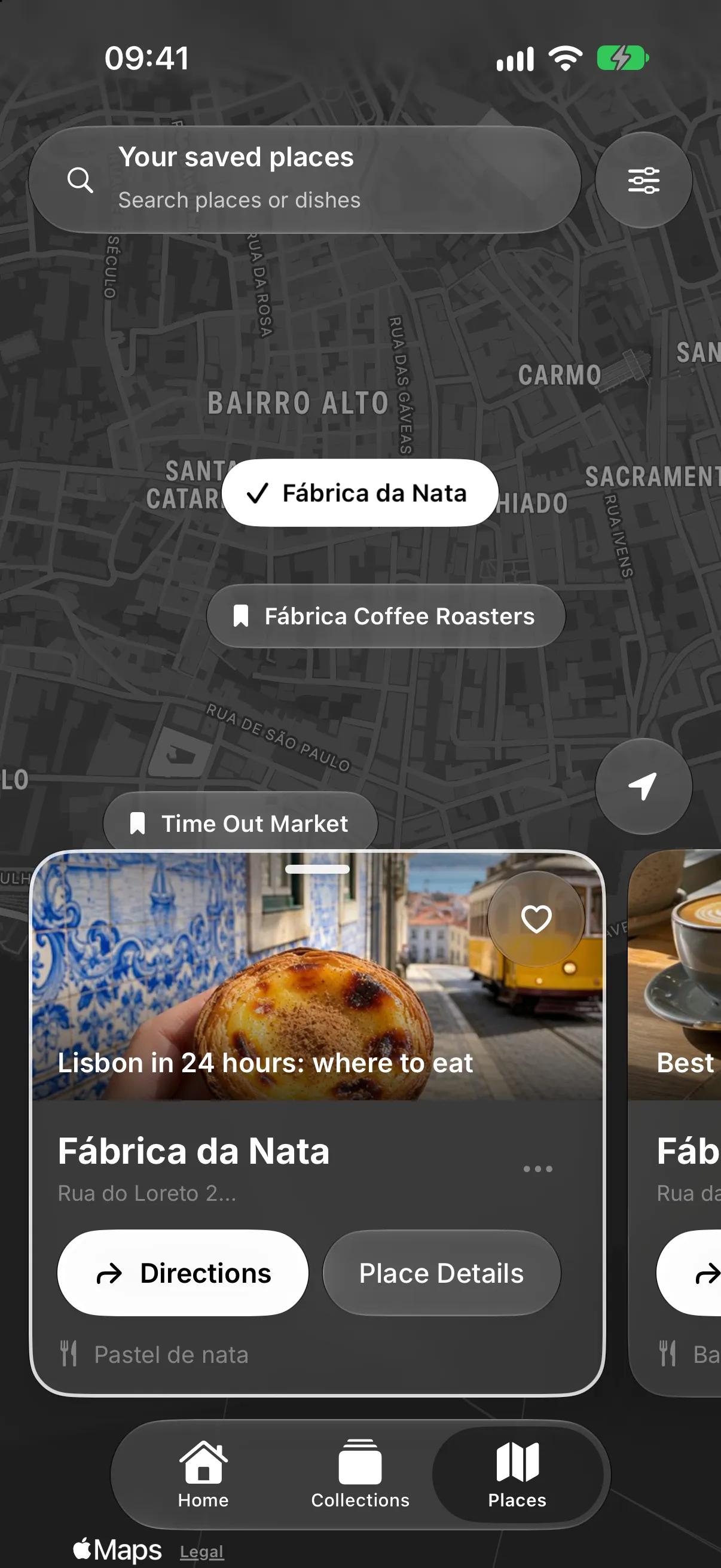 Ein Mann auf einer steilen Straße in Lissabon sucht auf dem Handy ein Café, daneben eine Smoosh-Karte mit gespeicherten Orten